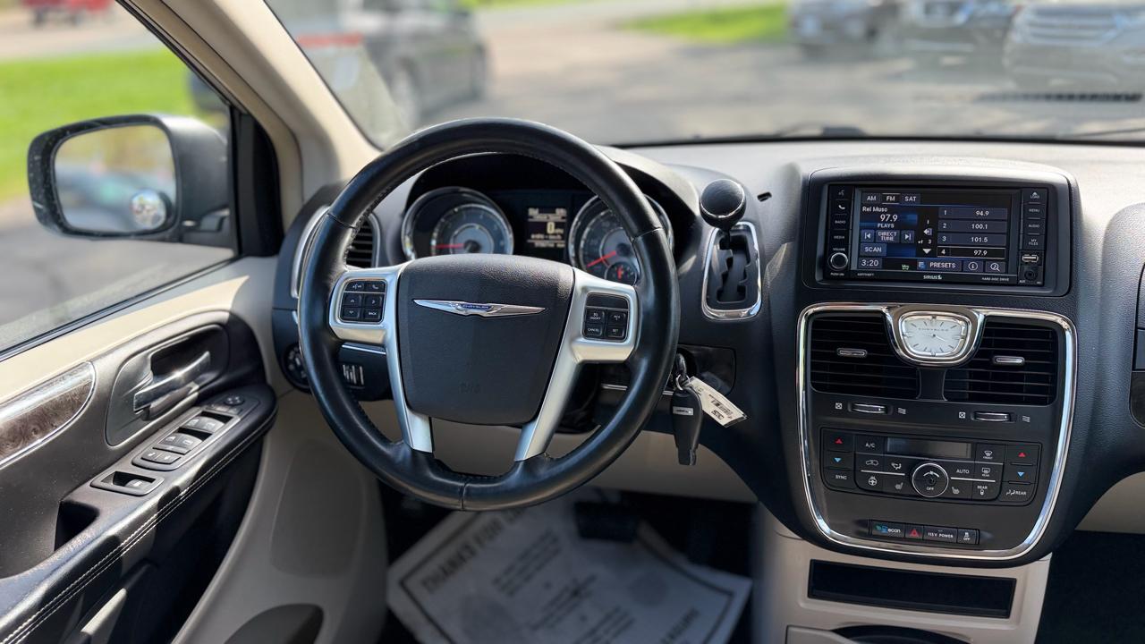 Chrysler Town & Country Touring L 2013