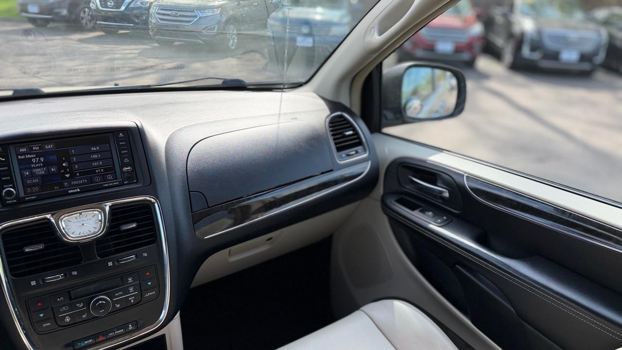 Chrysler Town & Country Touring L 2013