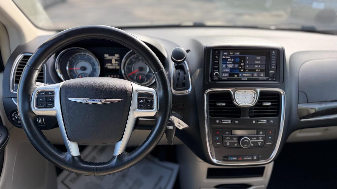 Chrysler Town & Country Touring L 2013