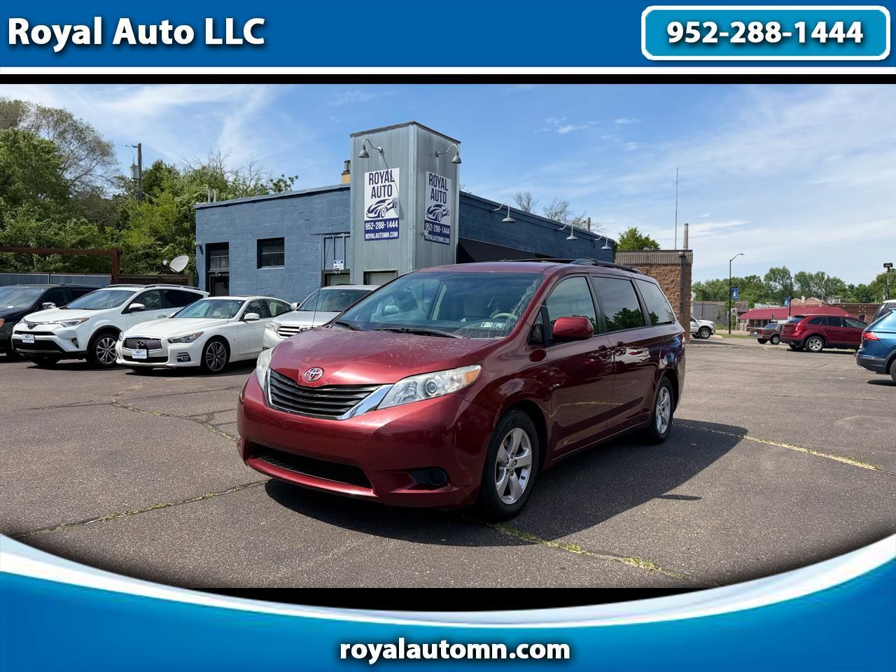 2013 Toyota Sienna LE V6 7-Passenger Mobility's photo
