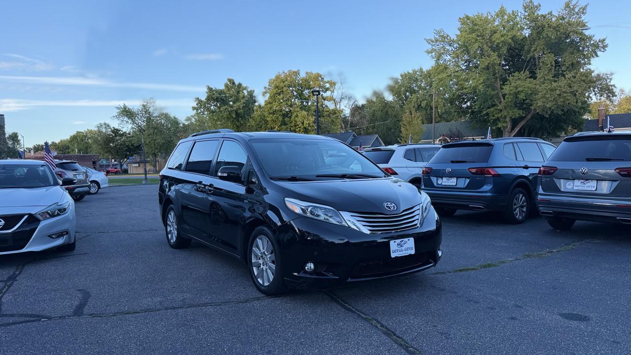Toyota Sienna photo 2