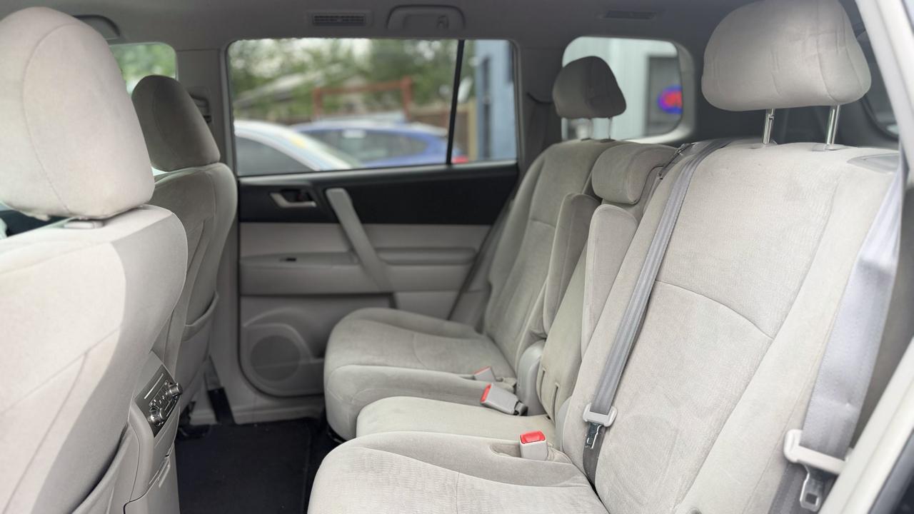 Toyota Highlander Base 2011