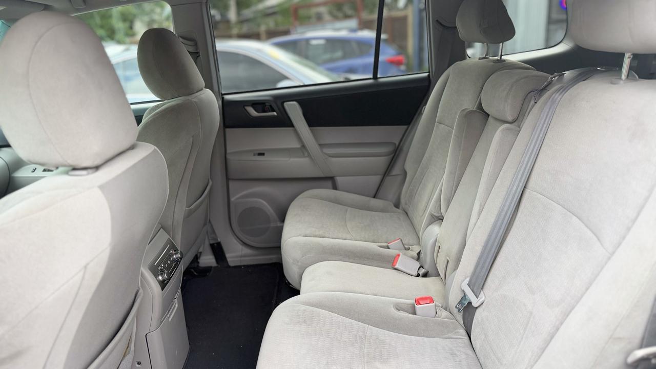 Toyota Highlander Base 2011