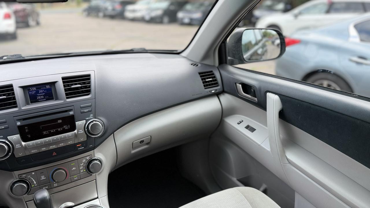 Toyota Highlander Base 2011