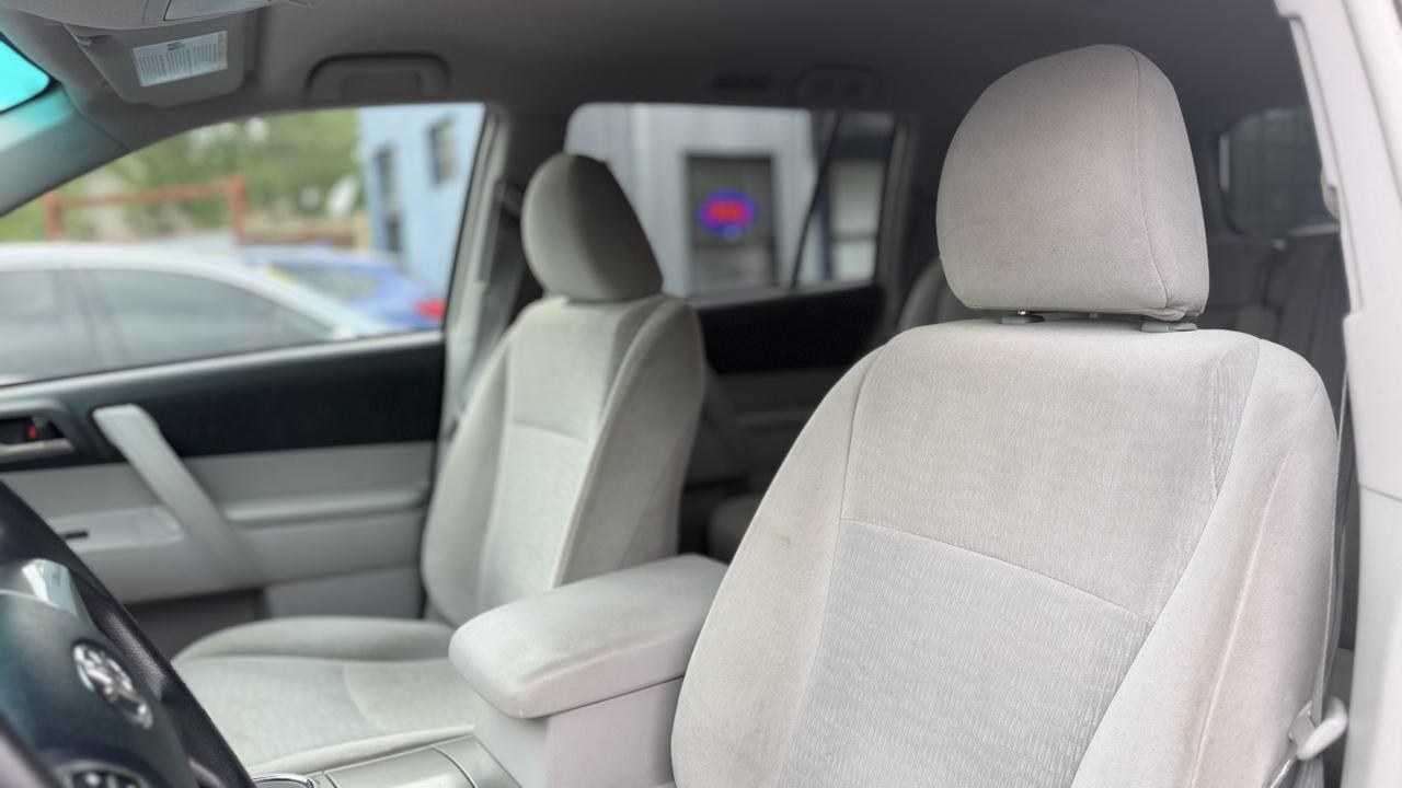 Toyota Highlander Base 2011
