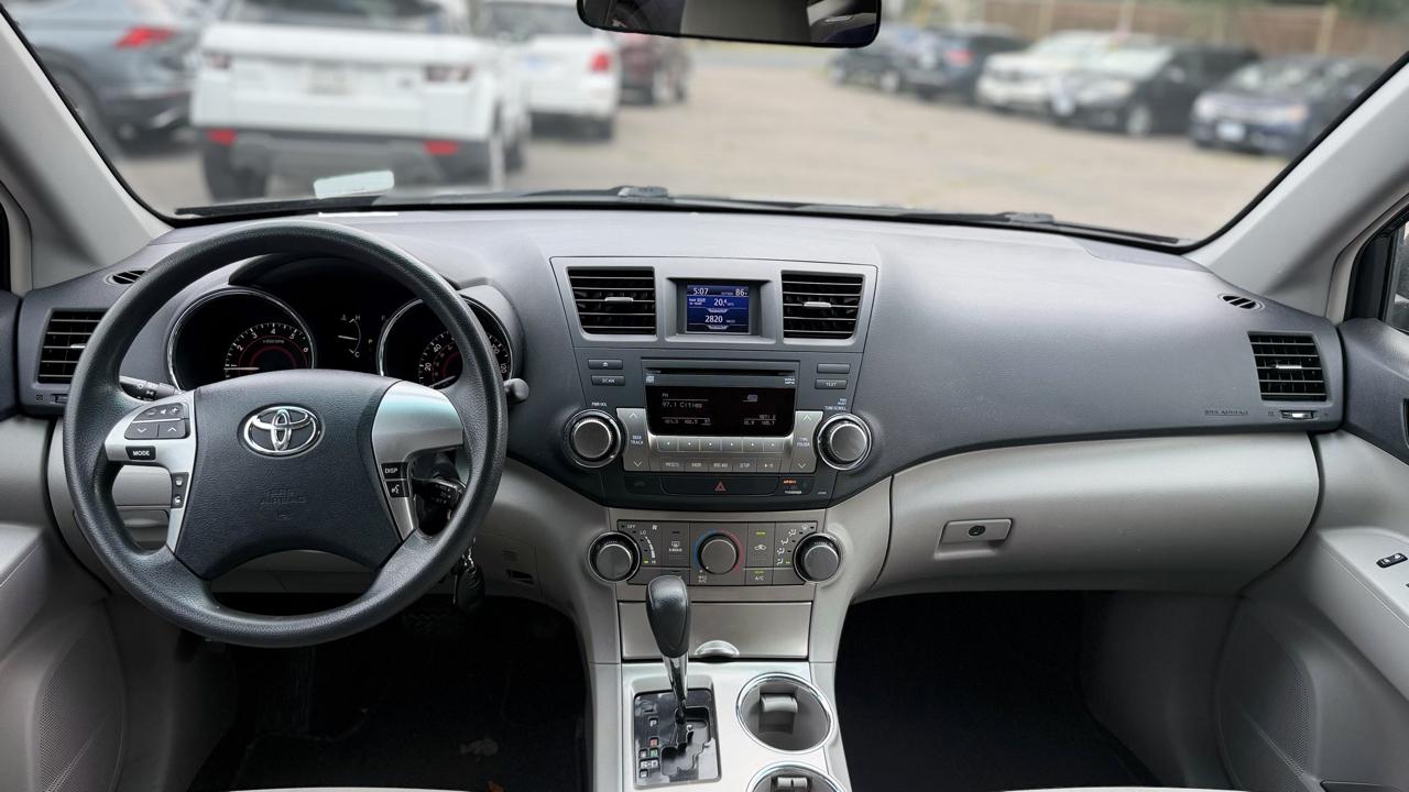 Toyota Highlander Base 2011