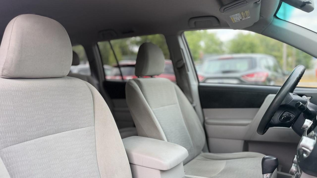 Toyota Highlander Base 2011
