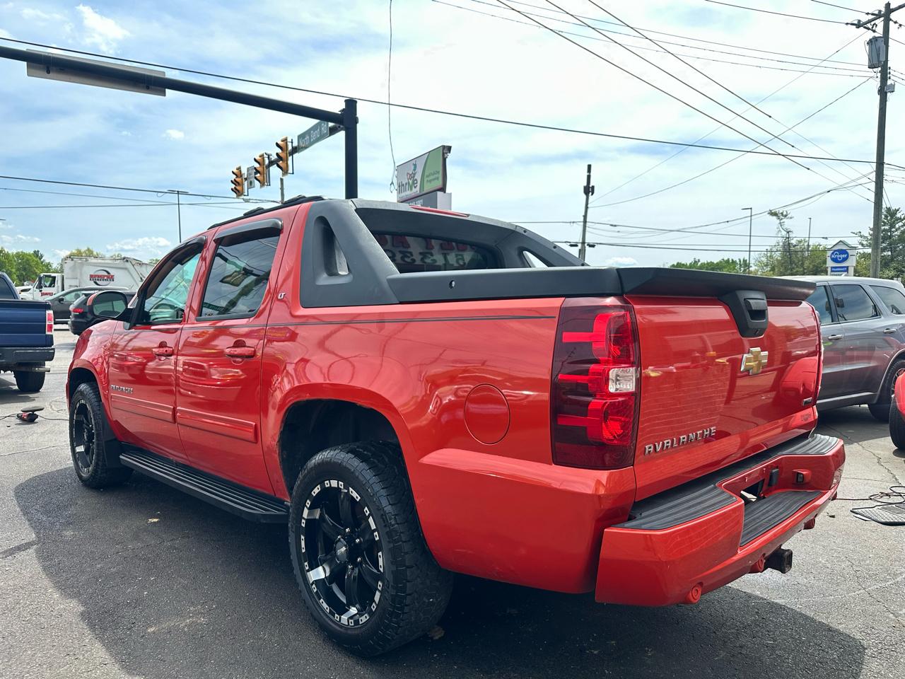 Chevrolet Avalanche LT 4WD 2011