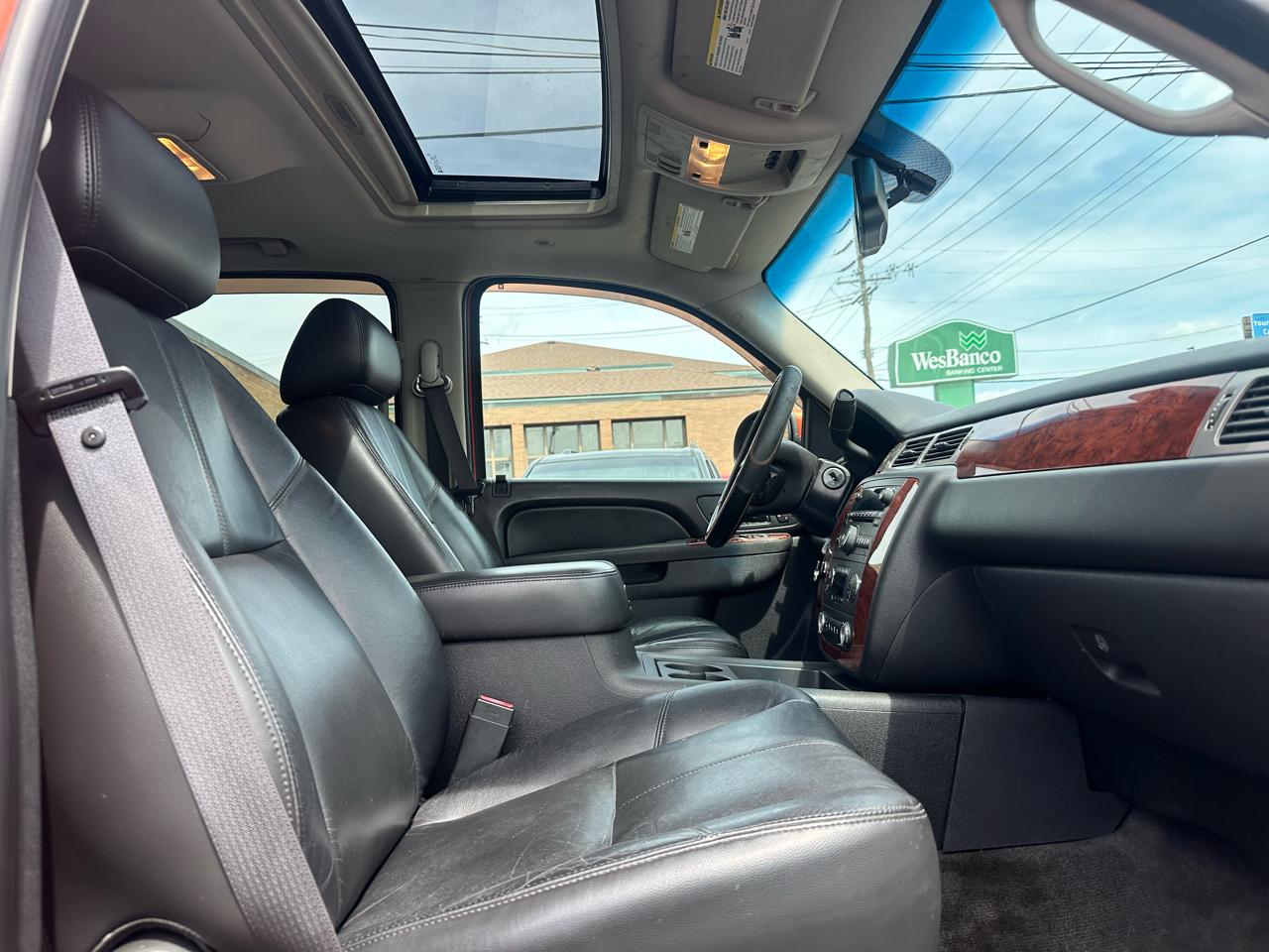 Chevrolet Avalanche LT 4WD 2011