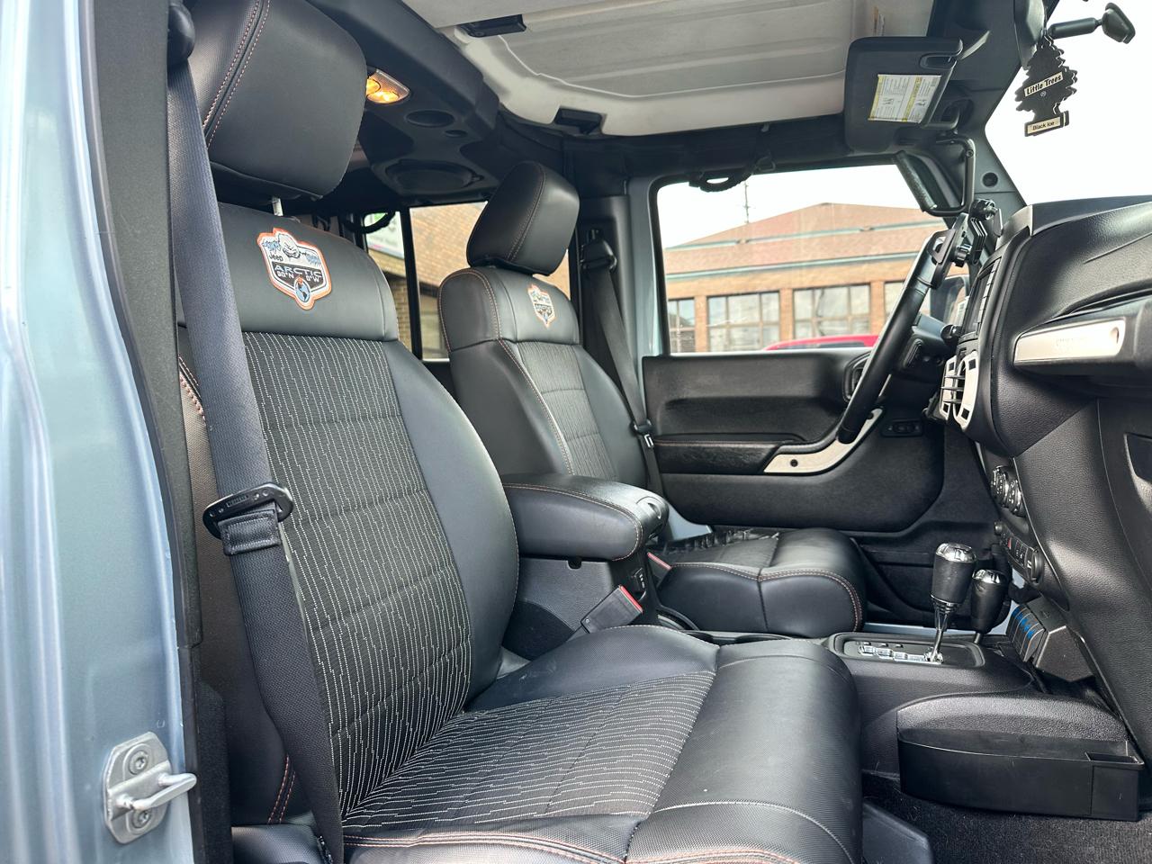 Jeep Wrangler Unlimited Sahara 4WD 2012