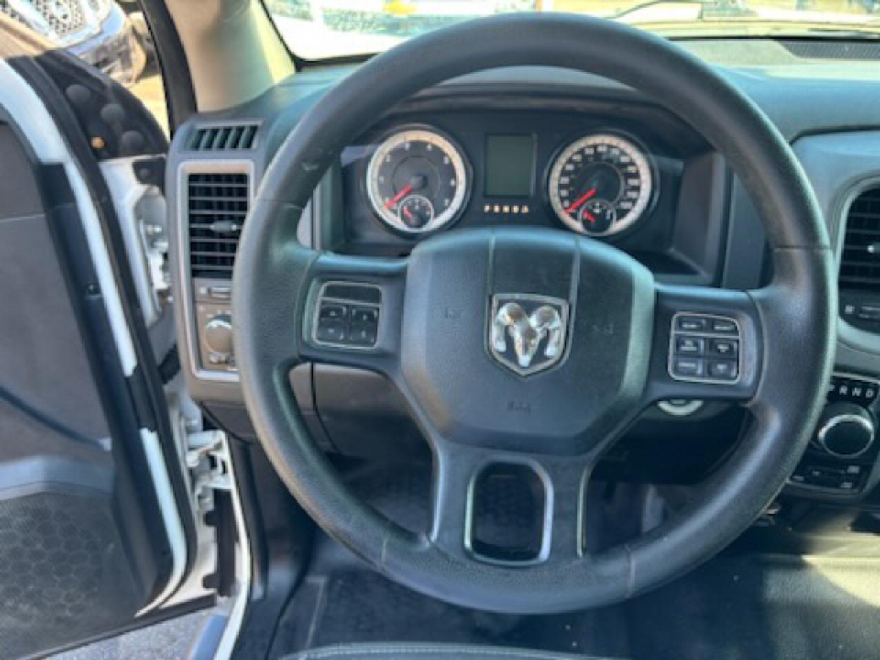 RAM 1500 4WD Crew Cab 140.5" SLT 2017