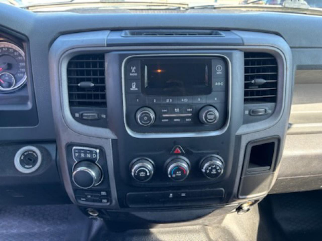 RAM 1500 4WD Crew Cab 140.5" SLT 2017
