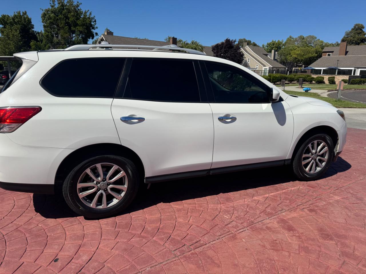 Nissan Pathfinder SV 4WD 2016