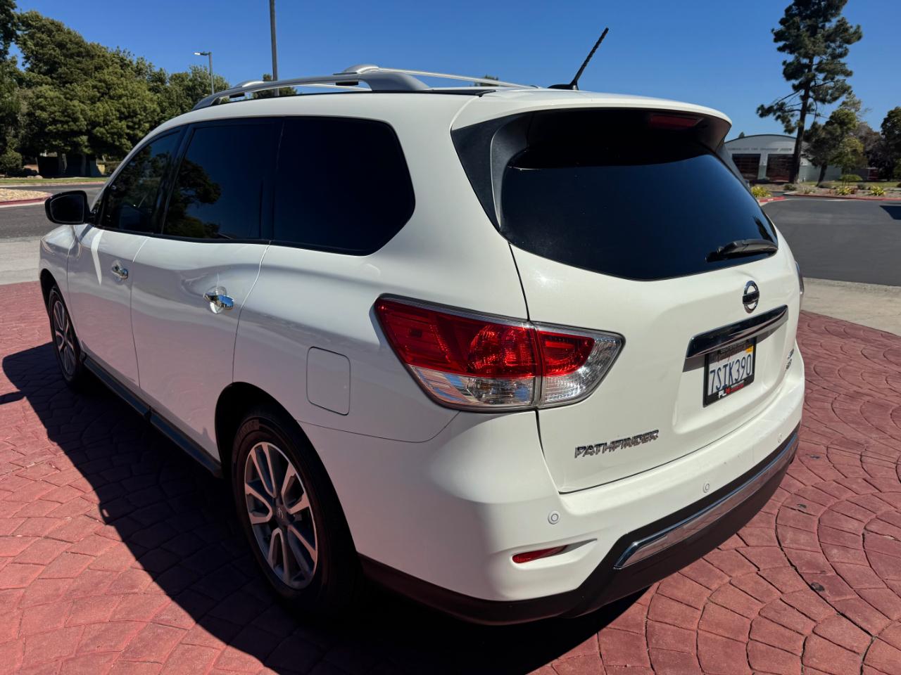 Nissan Pathfinder SV 4WD 2016