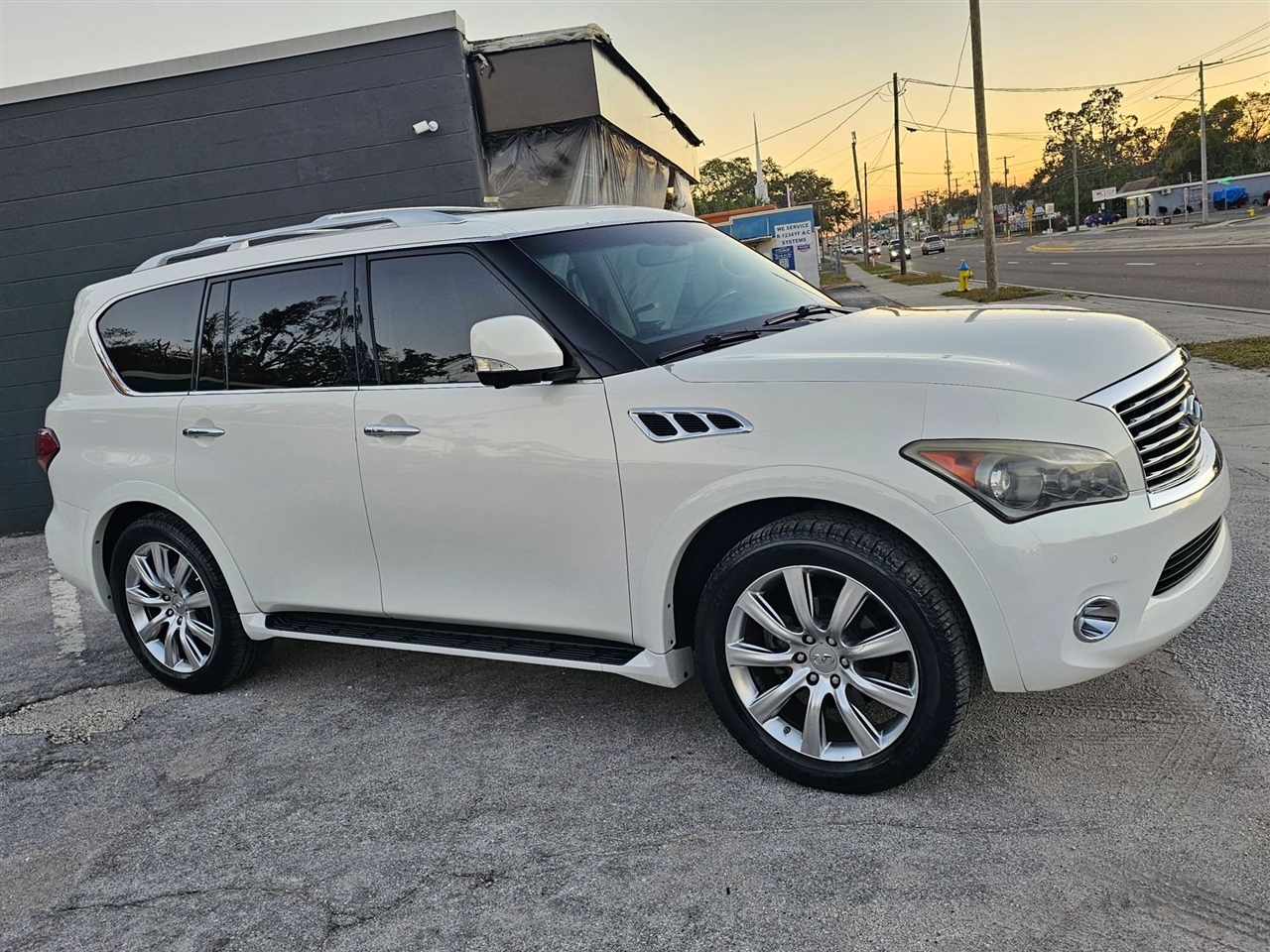 Infiniti QX56  2011