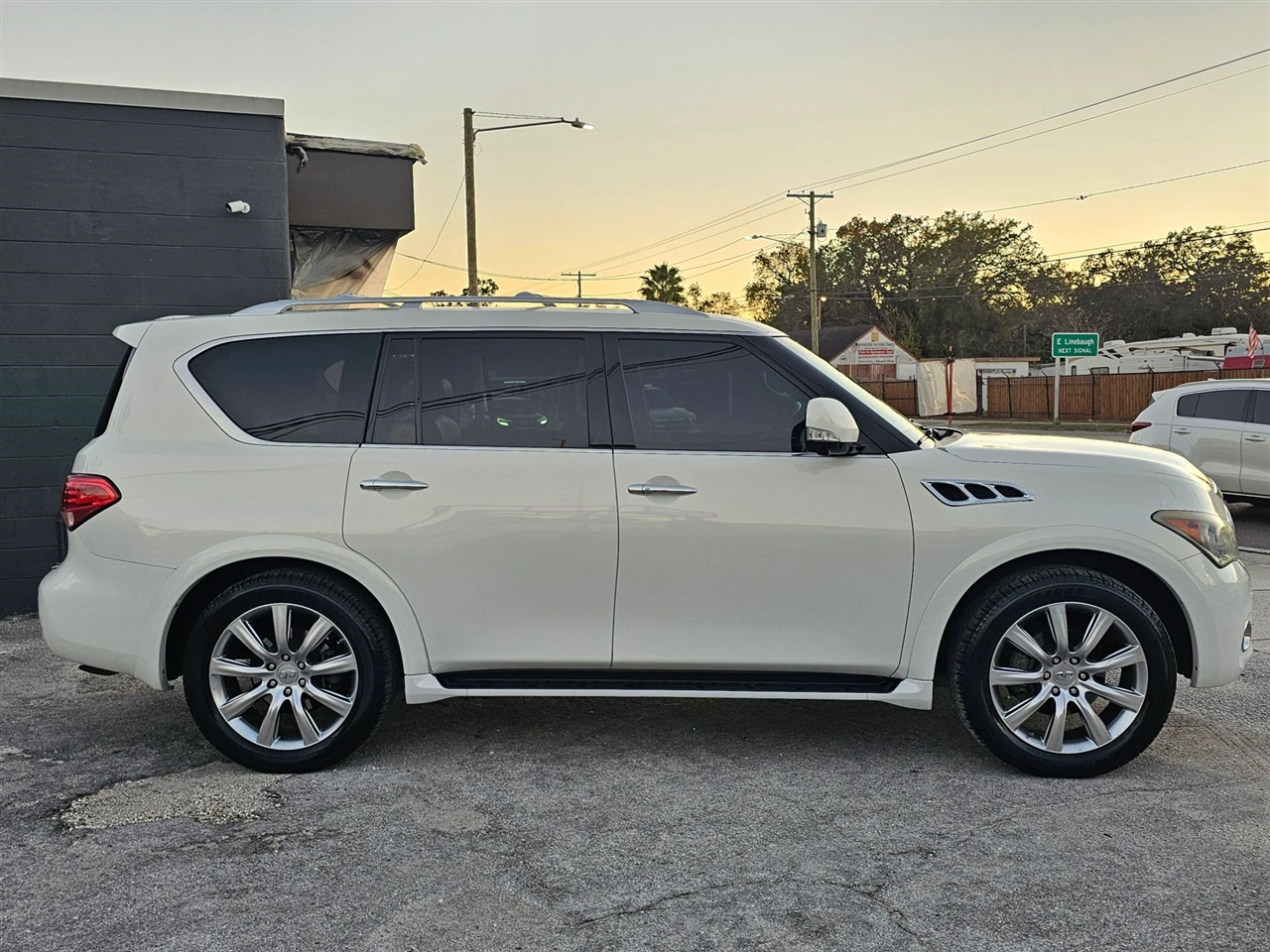 Infiniti QX56  2011