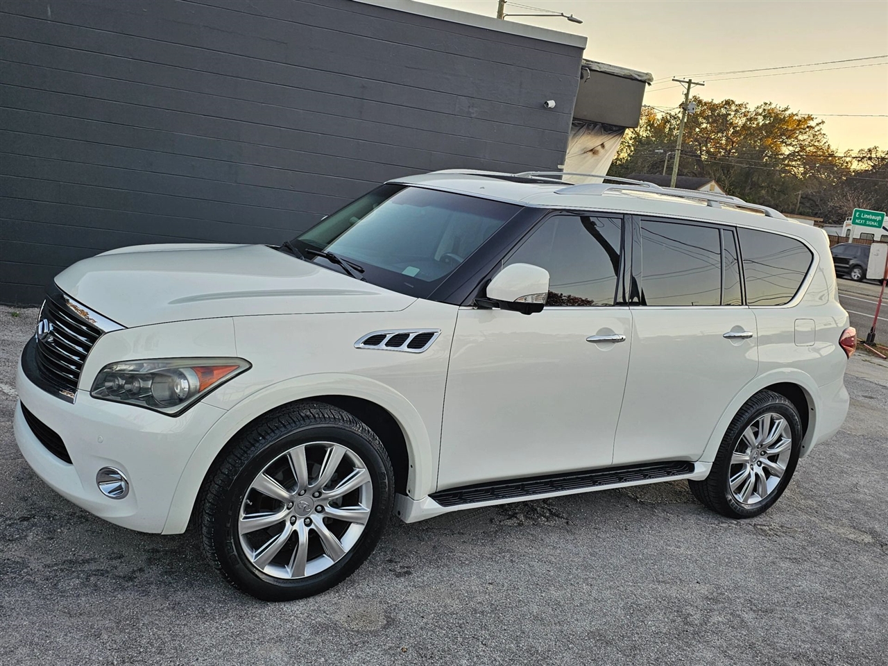 Infiniti QX56  2011