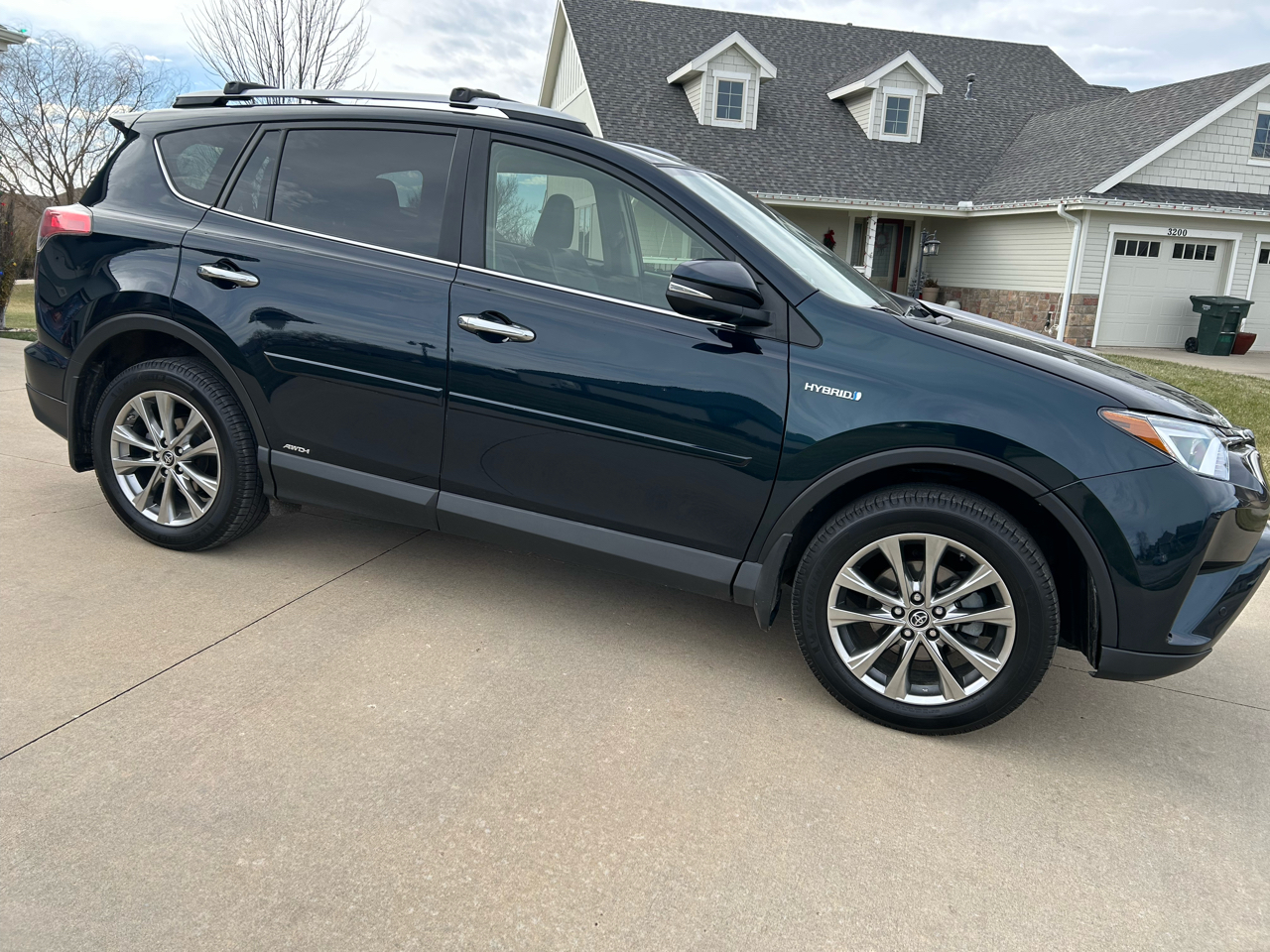Toyota RAV4 Hybrid Limited 2017