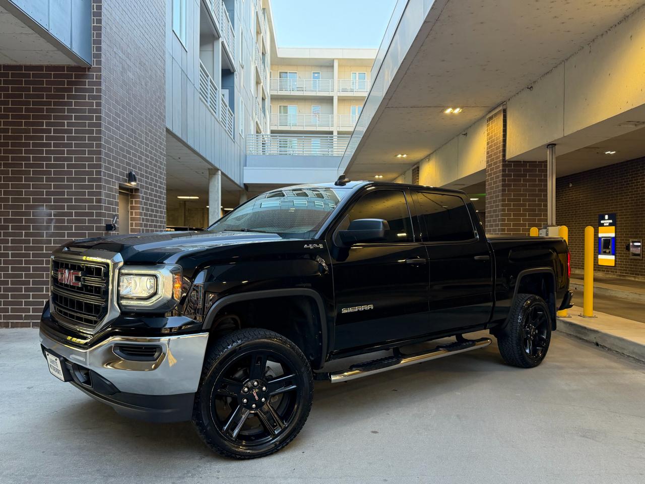 GMC Sierra 1500 Base Crew Cab Short Box 4WD 2017