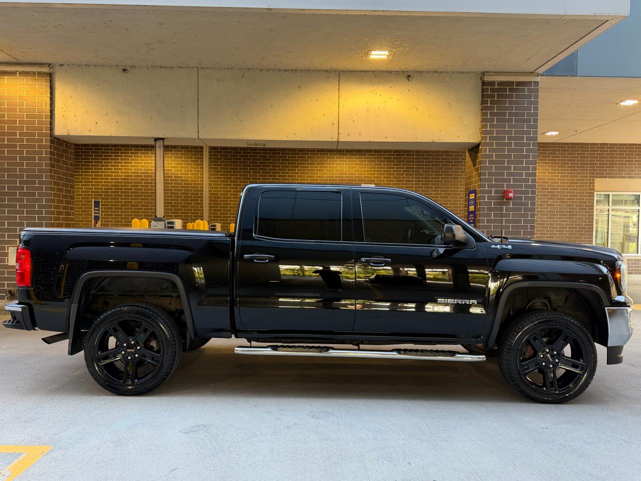 GMC Sierra 1500 Base Crew Cab Short Box 4WD 2017