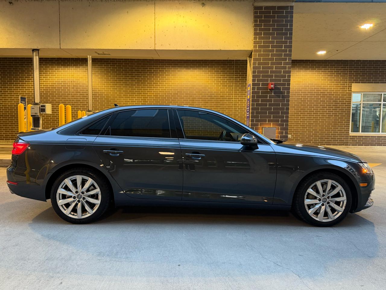 Audi A4 2.0T Premium quattro Sedan 2017