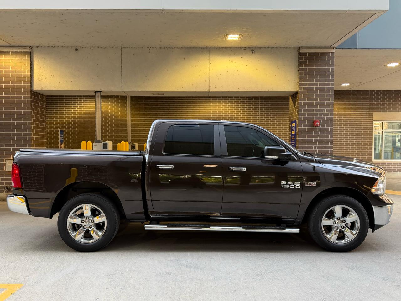 RAM 1500 SLT Crew Cab SWB 4WD 2017