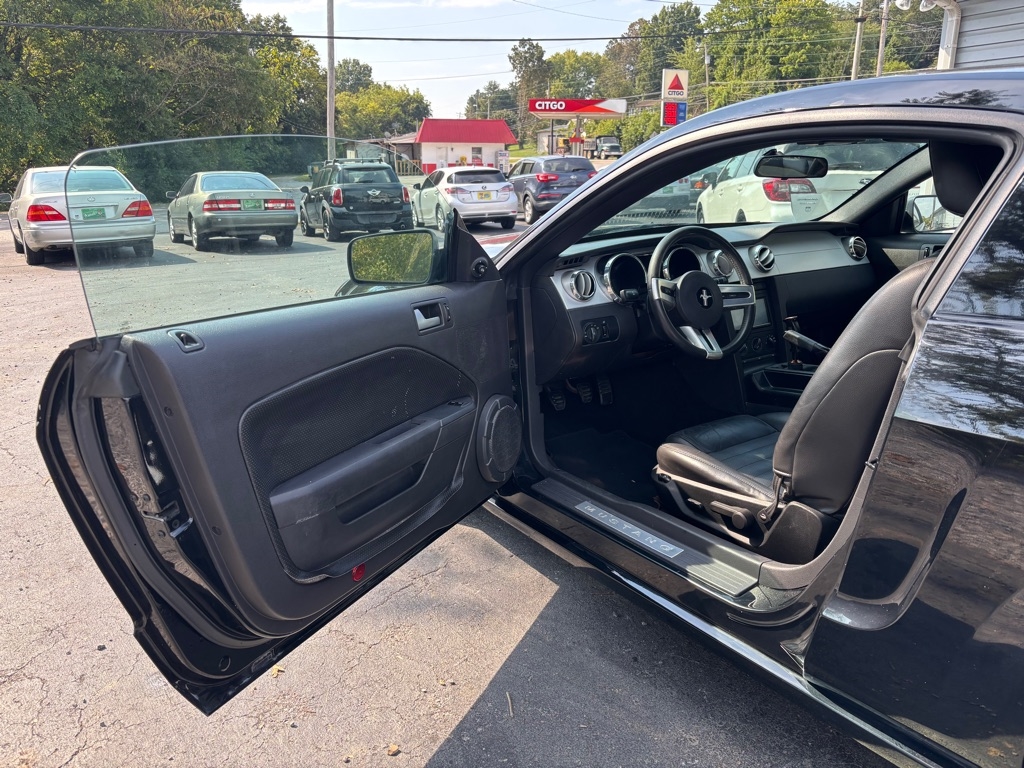 Ford Mustang GT Deluxe Coupe 2006 Ford Mustang GT Deluxe Coupe 2006