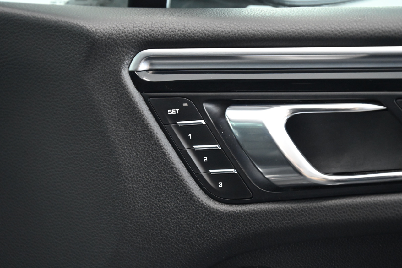 2016 Porsche Macan S photo 15