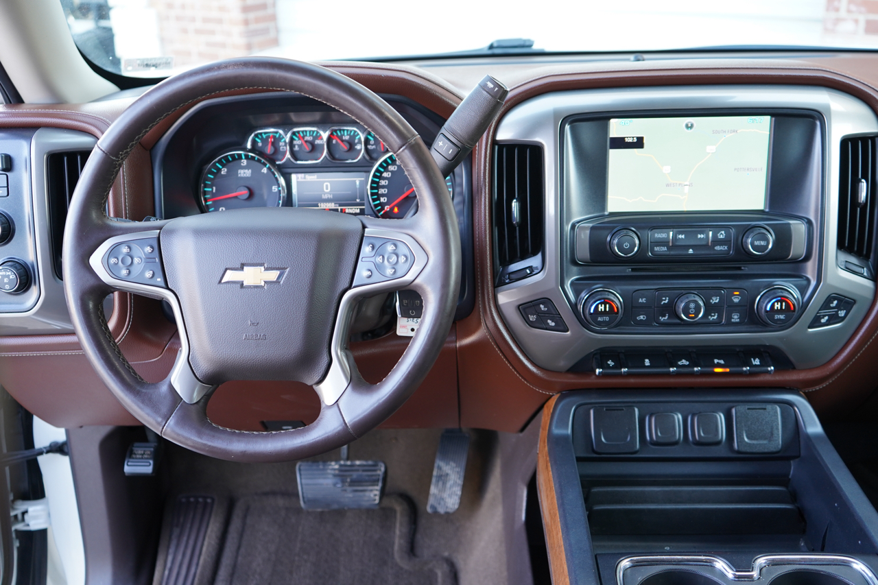 Chevrolet Silverado 1500 4WD Crew Cab 143.5" High Country 2015