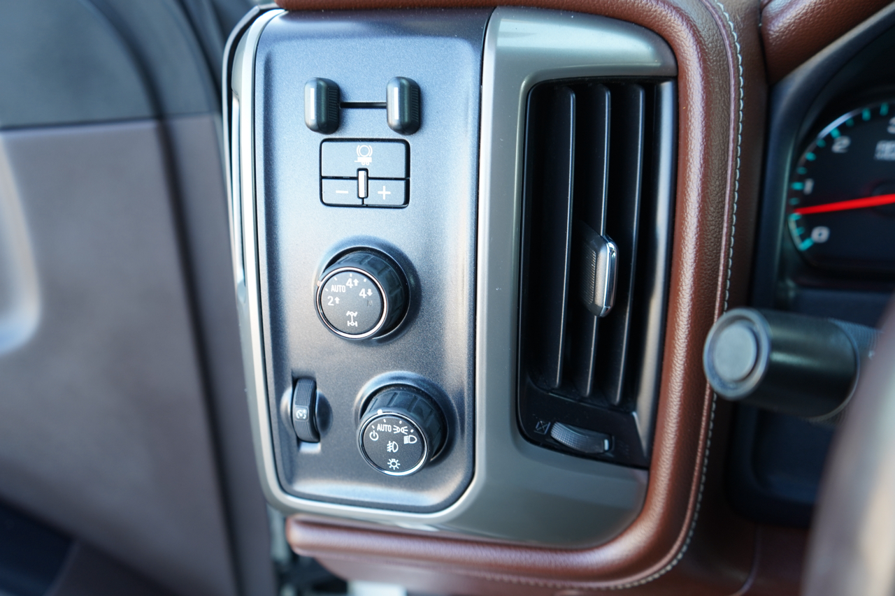 Chevrolet Silverado 1500 4WD Crew Cab 143.5" High Country 2015