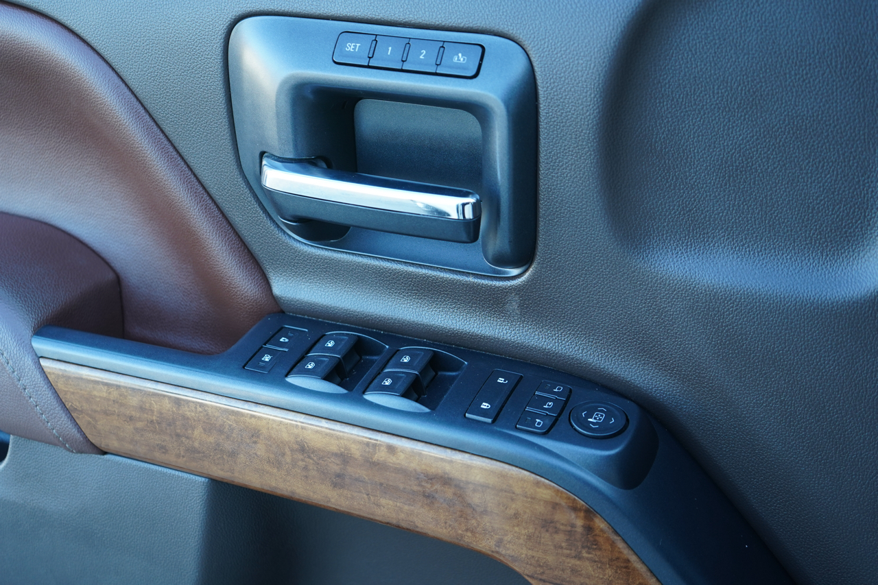 Chevrolet Silverado 1500 4WD Crew Cab 143.5" High Country 2015