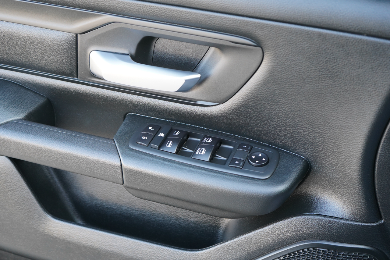 RAM 1500 Tradesman 4x4 Crew Cab 5'7" Box 2020