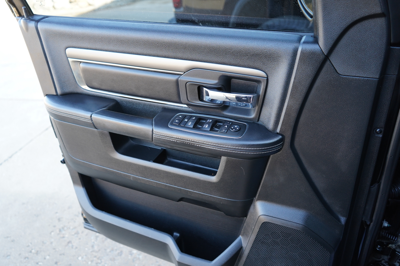 RAM 1500 4WD Crew Cab 140.5" Sport 2014