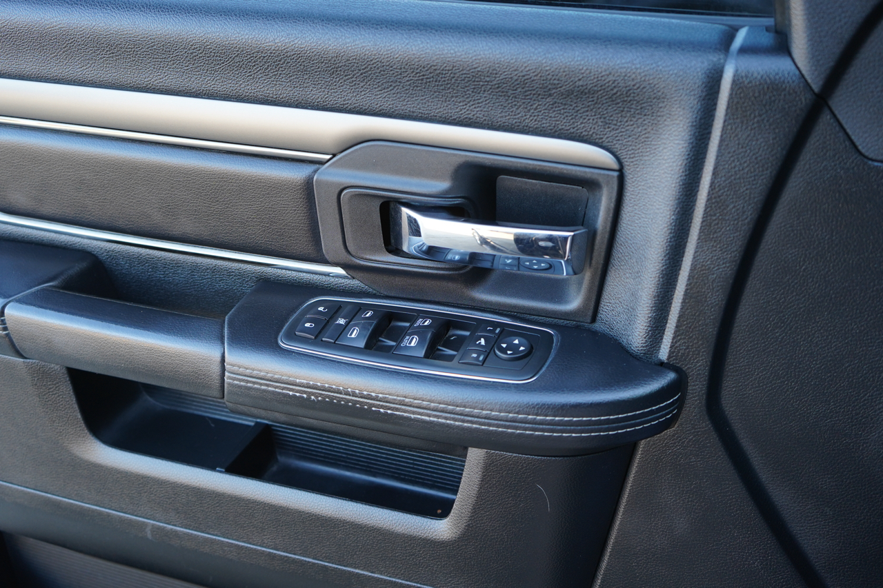 RAM 1500 4WD Crew Cab 140.5" Sport 2014