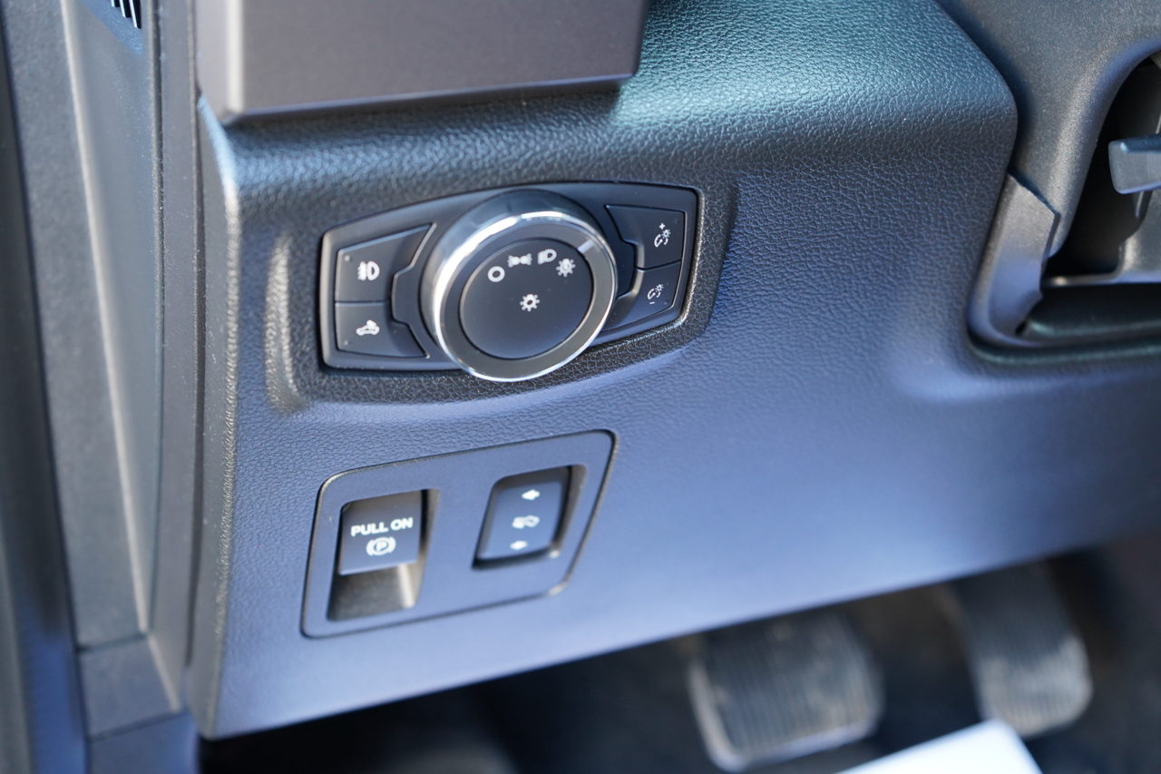 Ford F-150 4WD SuperCrew 145" Lariat 2015