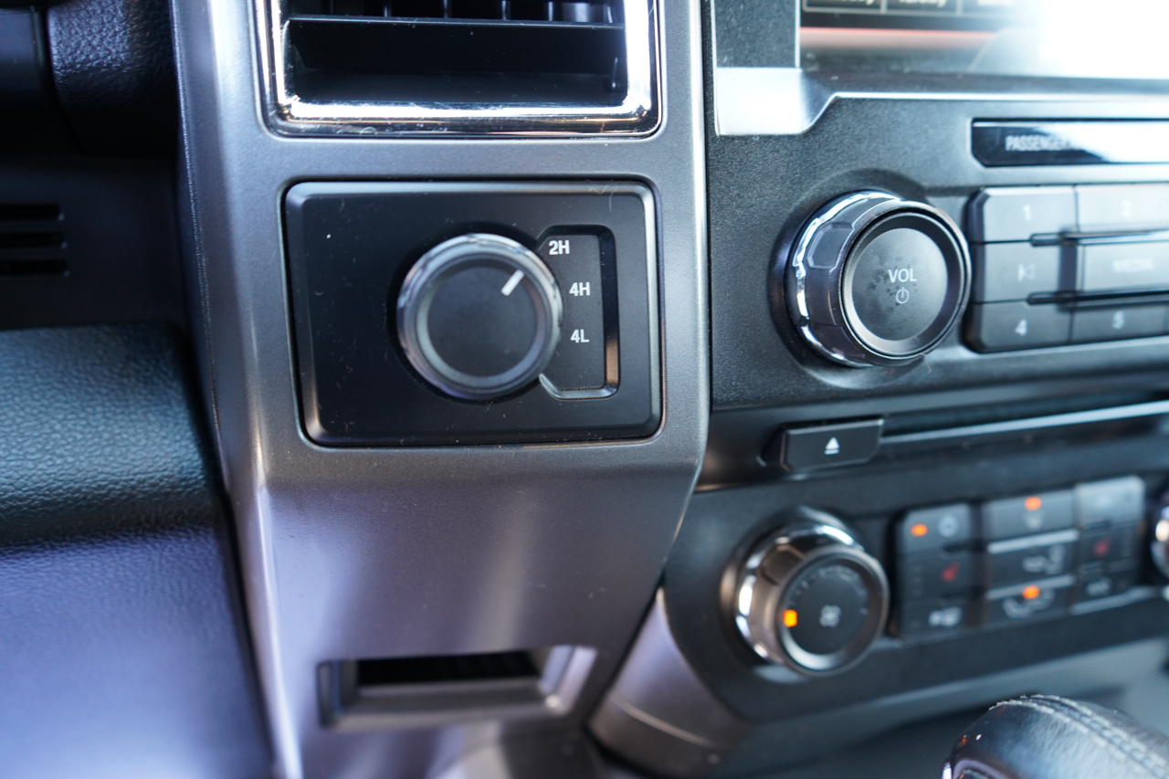 Ford F-150 4WD SuperCrew 145" Lariat 2015