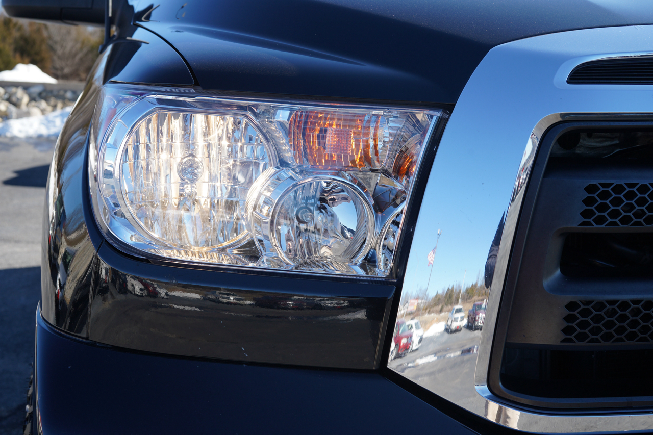 Toyota Tundra 4WD Truck Dbl 5.7L V8 6-Spd AT SR5 (Natl 2010