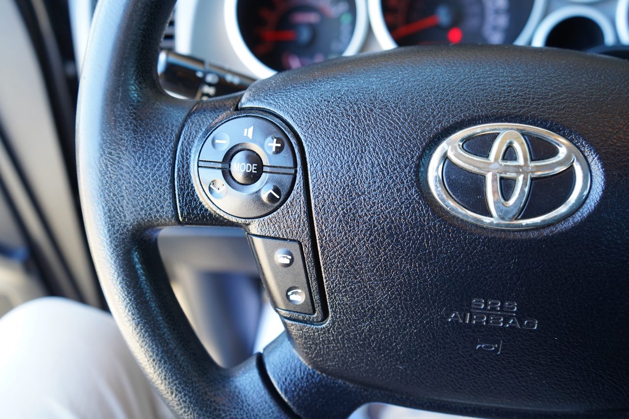 Toyota Tundra 4WD Truck Dbl 5.7L V8 6-Spd AT SR5 (Natl 2010