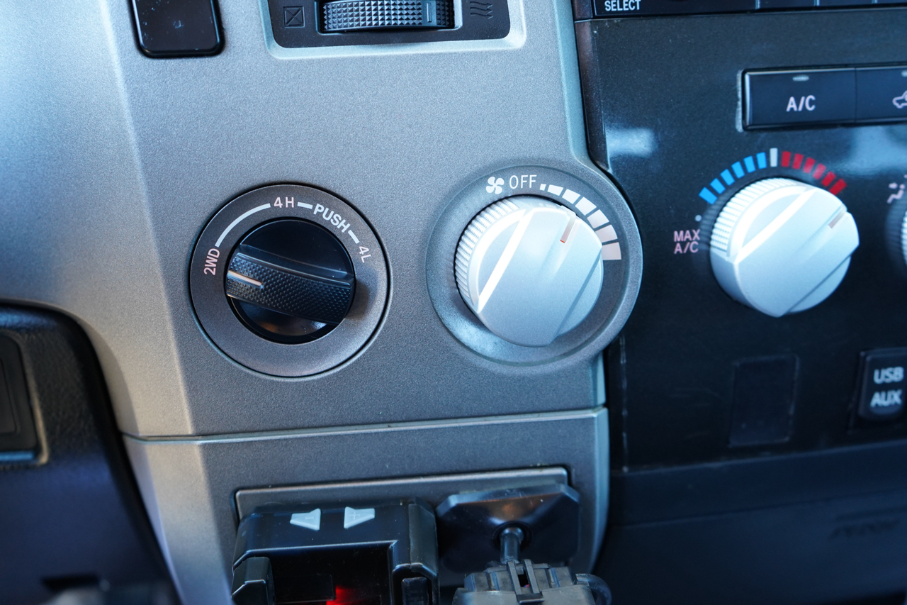 Toyota Tundra 4WD Truck Dbl 5.7L V8 6-Spd AT SR5 (Natl 2010