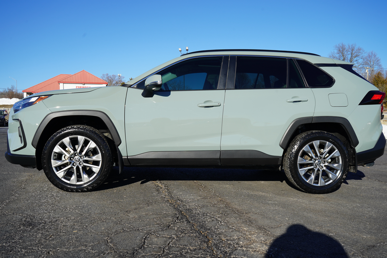 Toyota RAV4 XLE Premium AWD (Natl) 2023