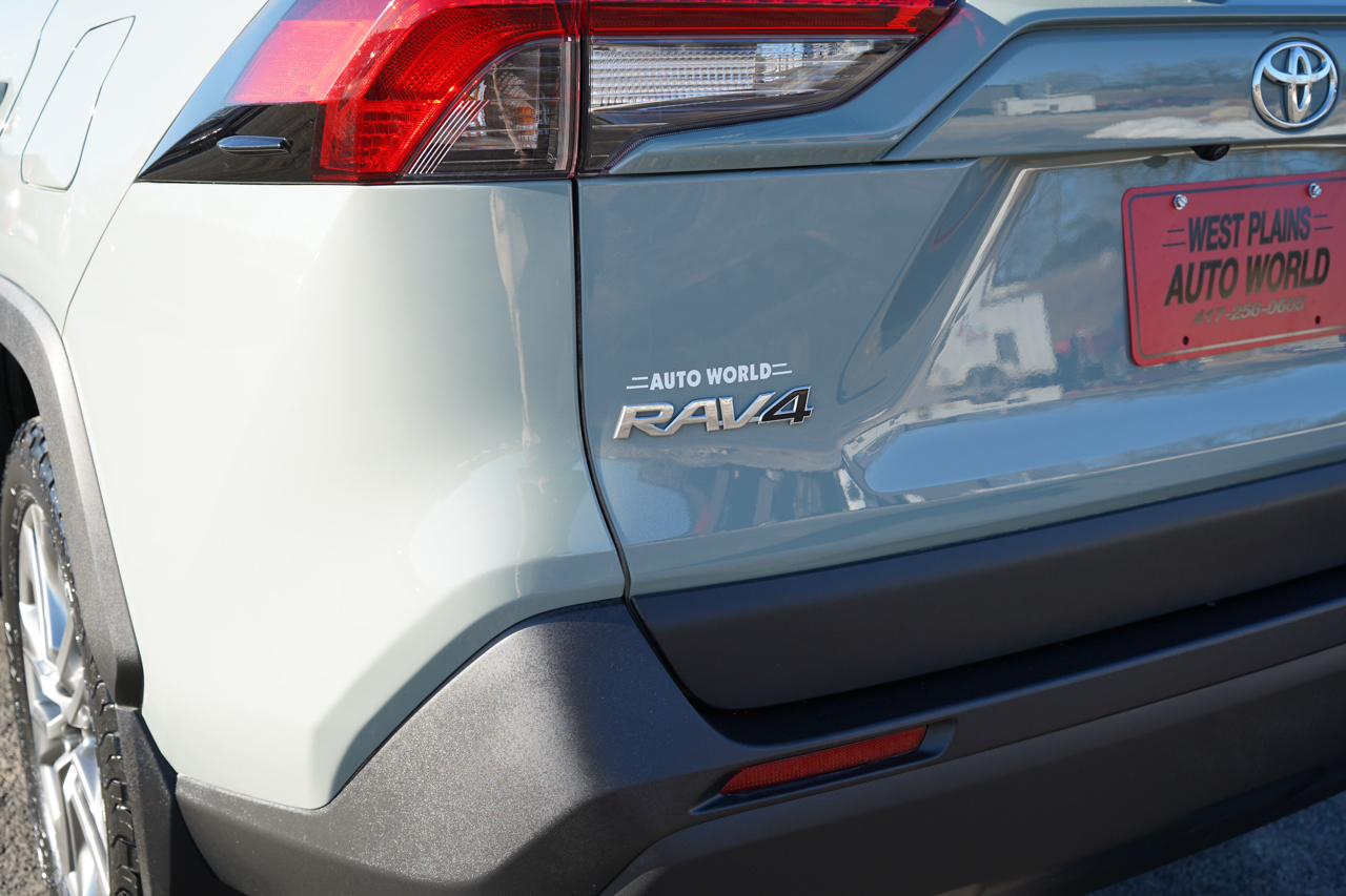 Toyota RAV4 XLE Premium AWD (Natl) 2023