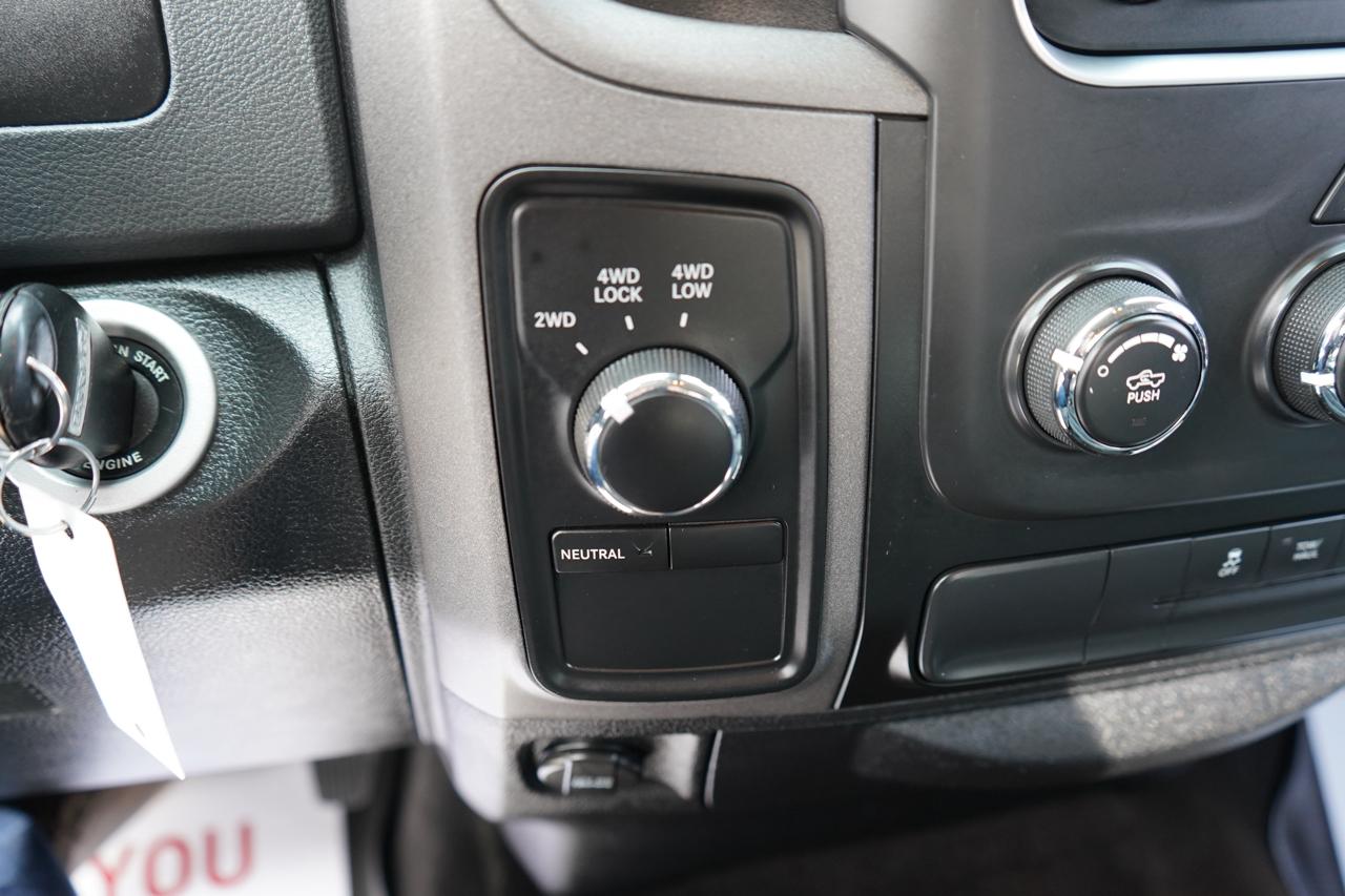 RAM 1500 4WD Crew Cab 140.5" Express 2013