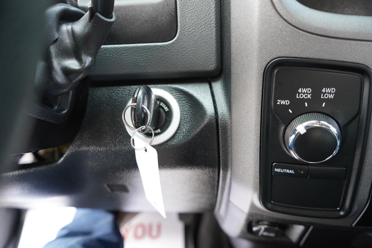 RAM 1500 4WD Crew Cab 140.5" Express 2013