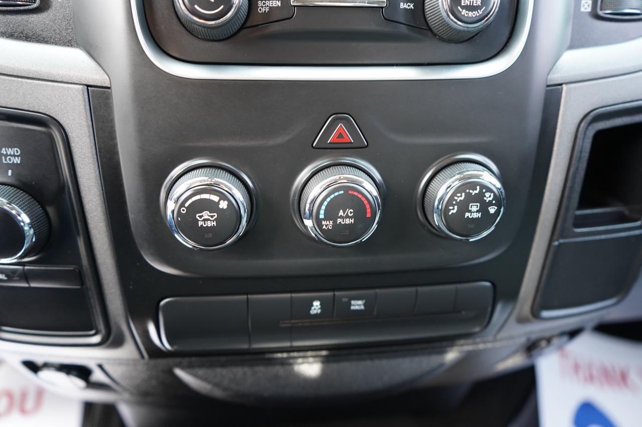 RAM 1500 4WD Crew Cab 140.5" Express 2013