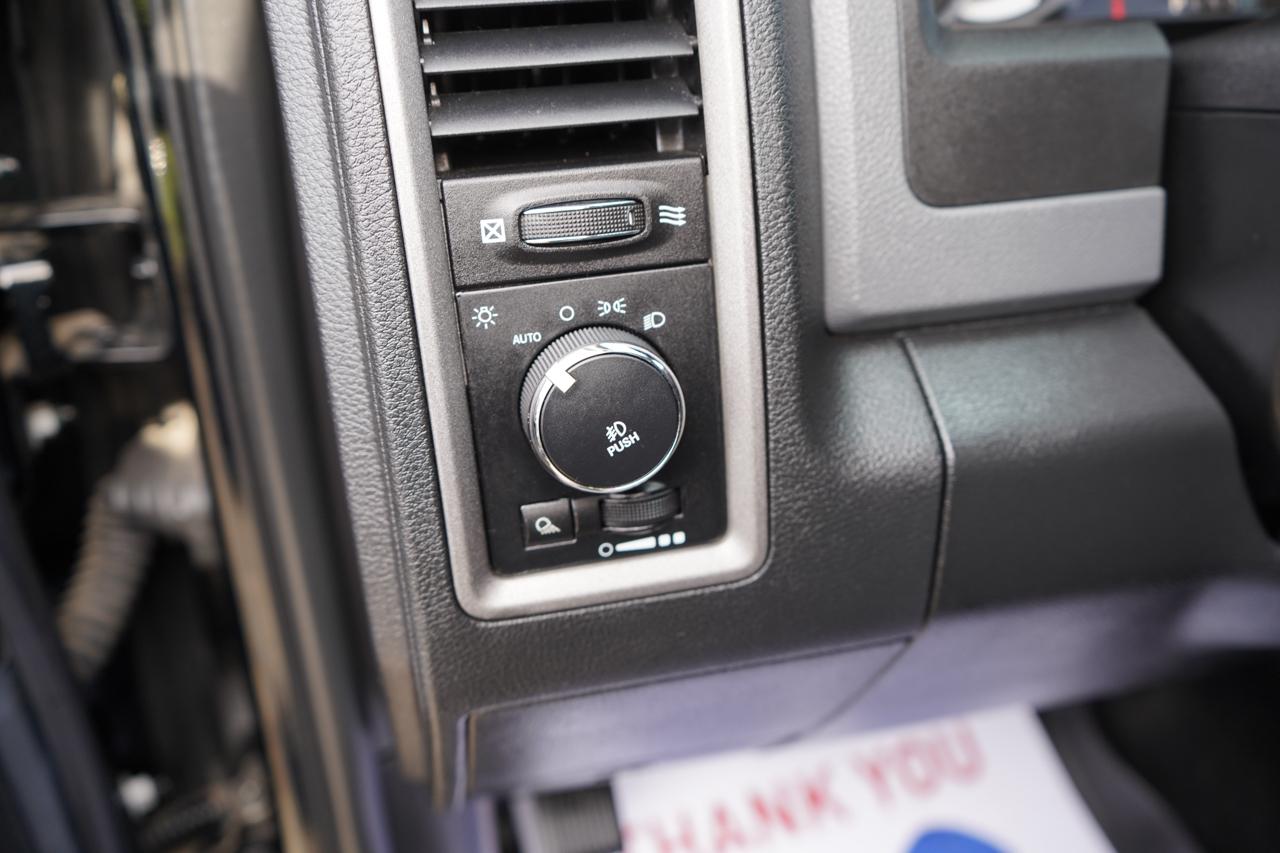 RAM 1500 4WD Crew Cab 140.5" Express 2013