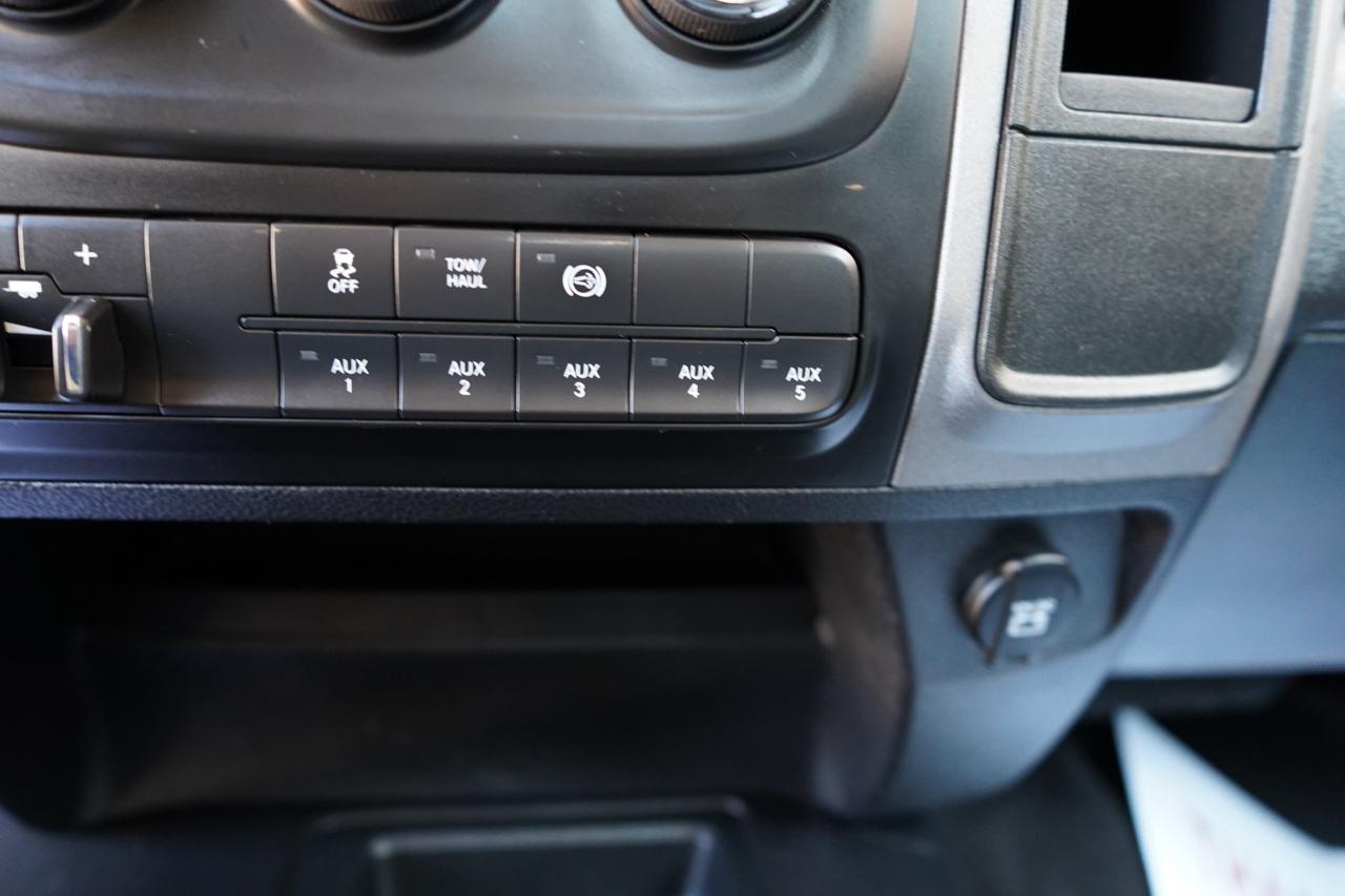 RAM 2500 Tradesman 4x4 Crew Cab 6'4" Box 2017