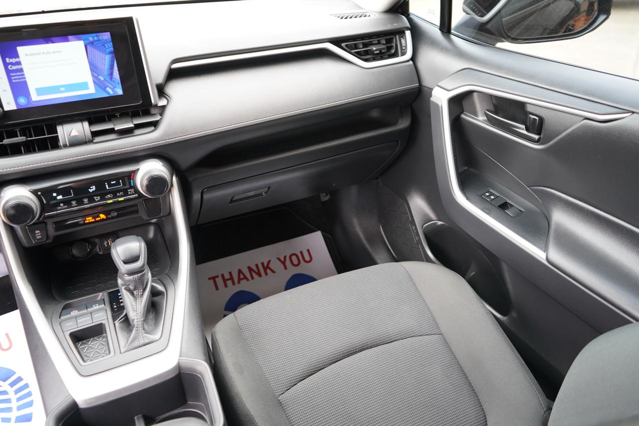 Toyota RAV4 LE FWD (Natl) 2023