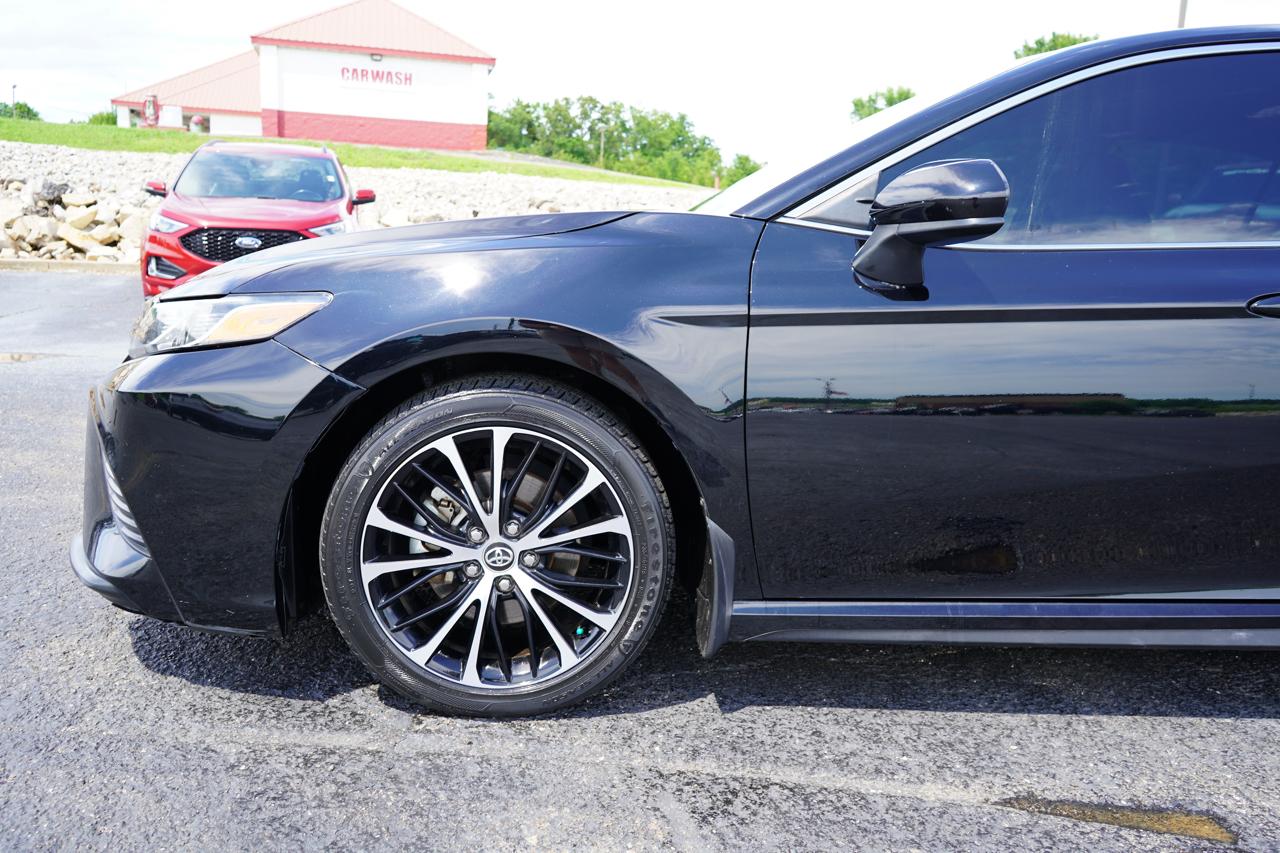 Toyota Camry SE Auto (Natl) 2020