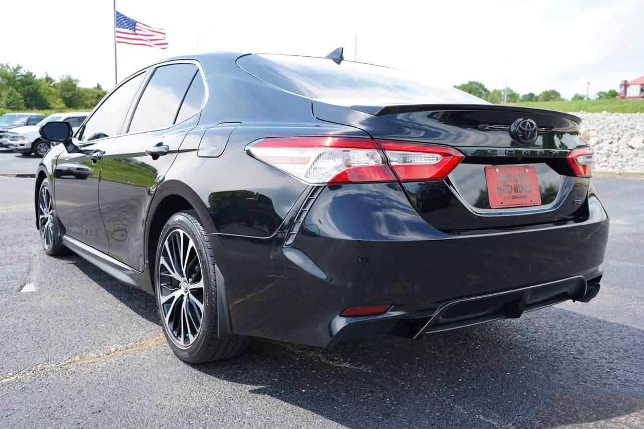 Toyota Camry SE Auto (Natl) 2020