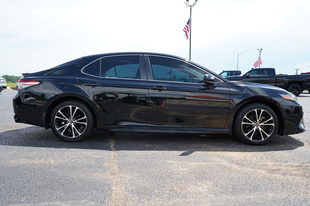 Toyota Camry SE Auto (Natl) 2020